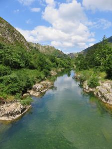 El rio Sella desde la pasarela de Los Estayos